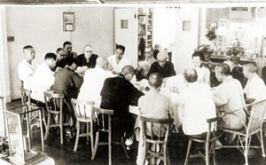 1955年9月影印大藏經委員會於中華佛教文化館召開籌備會議(相片來源：法鼓文化《一缽千家飯》。華嚴蓮社提供)